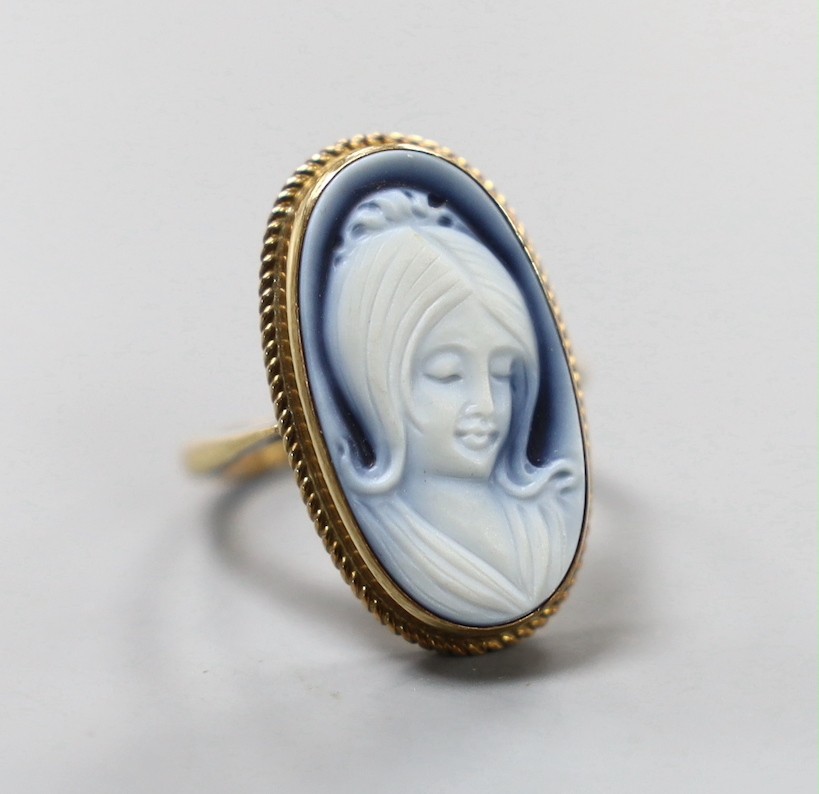 A modern 9ct gold and inset Wedgwood style oval plaque, carved with bust of a lady, size N, gross weight 3.8 grams.